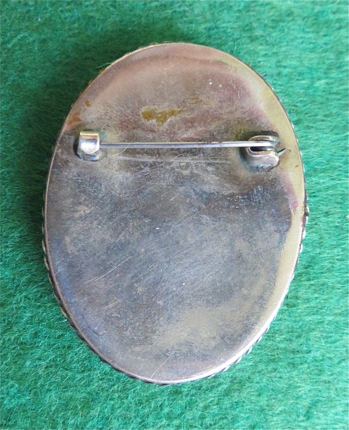 Broche Miniature Laquée Fedoskino Russie – Nacre Peinte Main – Portrait Femme
