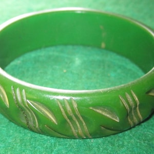 Vintage 1940s Carved Green Bakelite Bangle