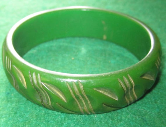 Vintage 1940s Carved Green Bakelite Bangle - Etsy
