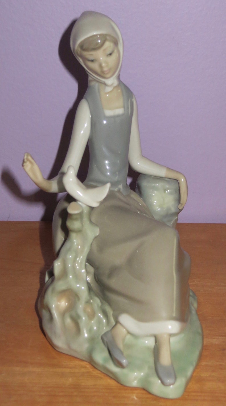 Lladro Shepherd/'s Girl with Dove with Lace Runner