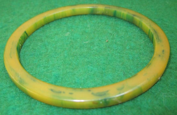 Vintage 1940's Yellow Green Marble Bakelite Bangl… - image 4