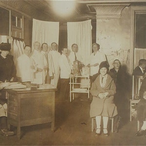 1920s Doctor&#39;s Office Photograph - Vintage Medical Photo (10 x 8)