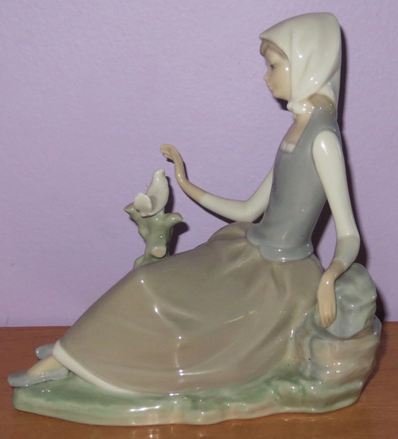 Lladro Shepherd/'s Girl with Dove with Lace Runner