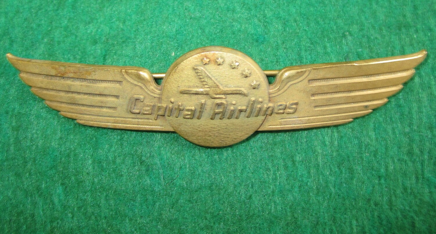 Insigne Vintage Capital Airlines - Pilote Années 50 - Avec Casquette Et Briquet - Occasion