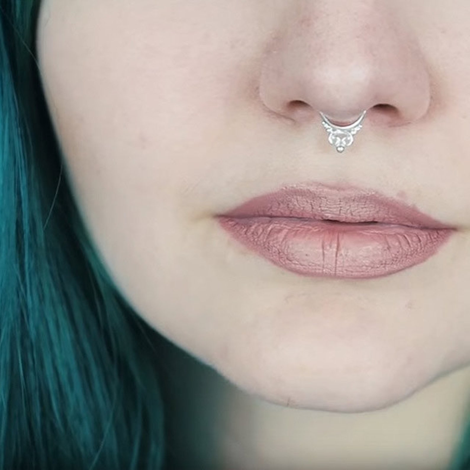 Пирсинг септум треугольник. Септум прокол как ухаживать. Септум прокол как ухаживать. Пирсинг козелок септум. Пирсинг септум и крыло носа.