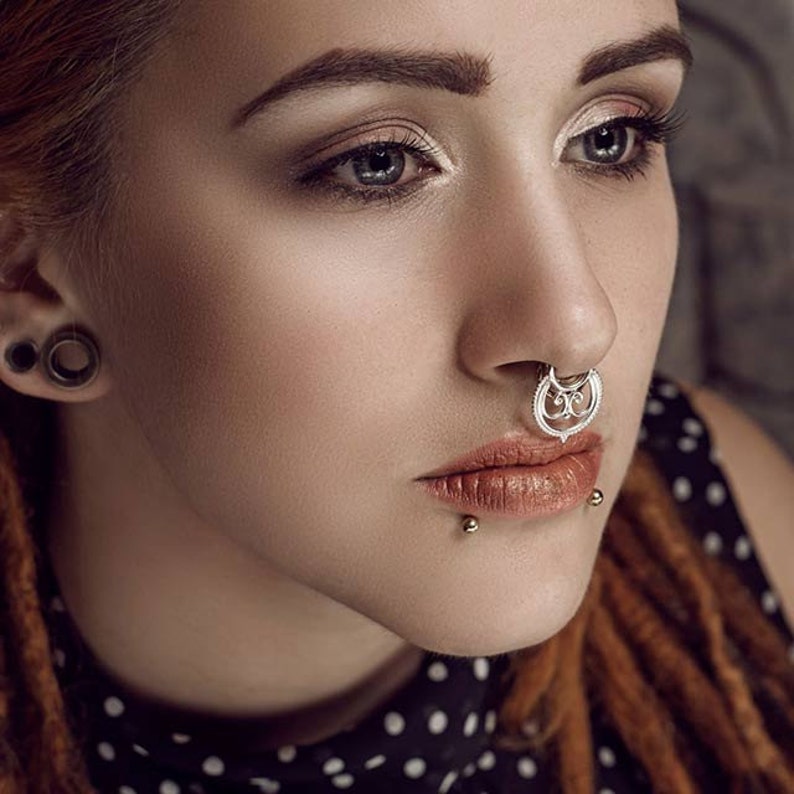 Talking dirty piercing retro girl