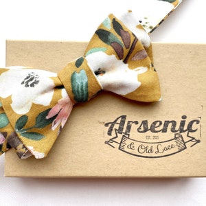 Senffarbene Herrenfliege mit Blumenmuster: Handgefertigte Baumwolle zum Selbstbinden oder Vorgebunden