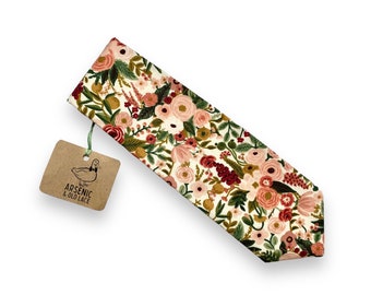 Rifle Paper Co. pour homme Cravate à fleurs petits fruits, bordeaux, vert et pêche ; Disponible en cravate slim/fine ou en cravate standard