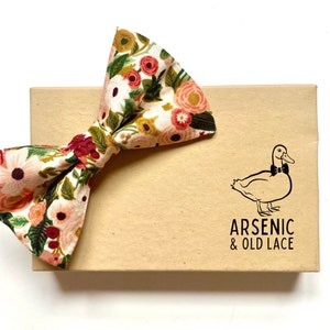 Papillon da uomo con motivo floreale color pesca, bordeaux, marrone e cipria della Rifle Paper Co., disponibile nella versione tradizionale da annodare o già annodato.