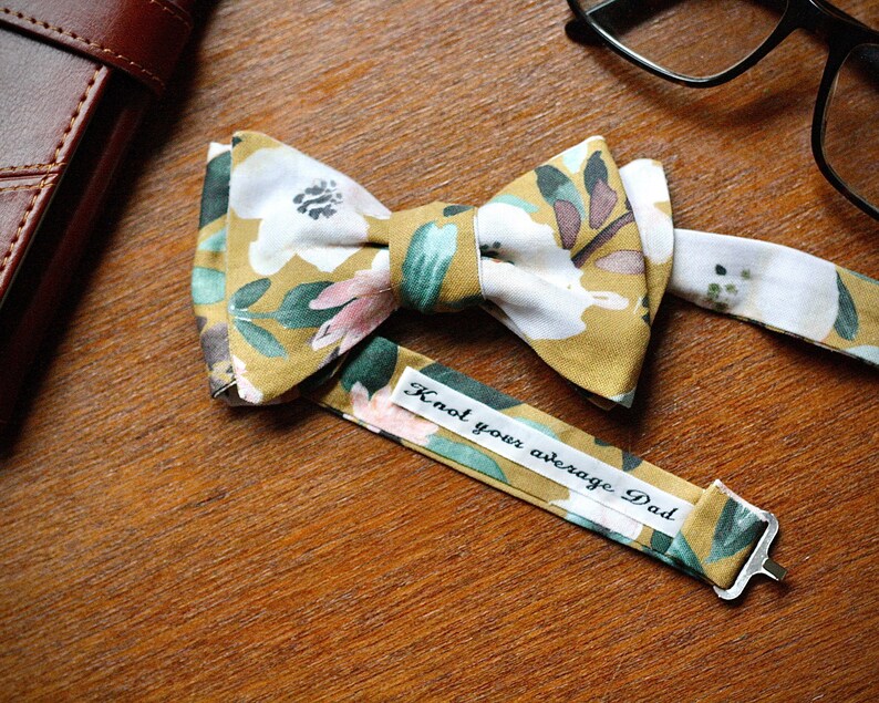 Personalised Bow Tie Christmas gift for him. Unique Dad, Husband or Boyfriend present with customisable label. Perfect letterbox gift. zdjęcie 1