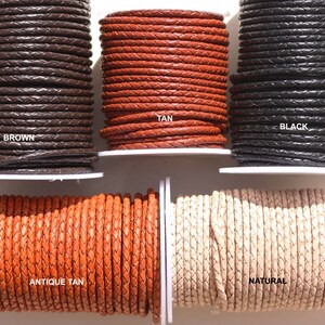 Puede incluir: Carretes de cordón de cuero trenzado en seis colores: marrón, tostado, negro, tostado antiguo y natural. Los carretes están etiquetados con los nombres de los colores.