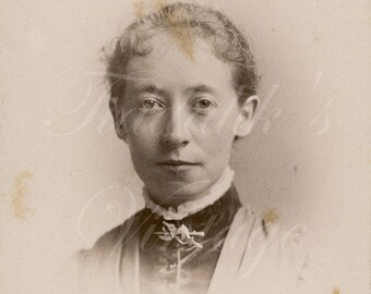 CDV Victorian Young Woman, Brooch, Vignette Portrait ~ E Davey Lavender, Bromley, Kent ~ Antique Vintage Carte de Viste Photo