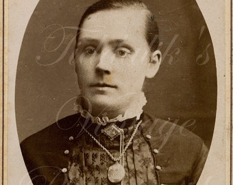 Victorian Young Woman, Oval Masked Portrait ~ CDV Photo ~ Sunderland & Hudson, Birmingham ~ Antique Carte de Visite Photograph