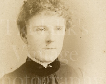 CDV Photo Victorian Young Pretty Woman Short Curly Hair Vignette Portrait - A & G Taylor London England - Carte de Visite Antique Photograph