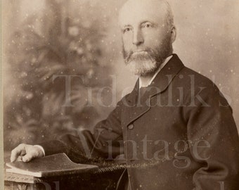 Coffret carte Photo victorien chauve barbu homme, veste chic, tenue de livre Portrait assis - Seigneur de Cambridge - photographie Antique