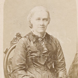 ビクトリア朝の女性、座ったポートレート ~ CDV 写真 ~ スタッフォードシャー州ロングトンの G ブラマー ~ 1870 年代のアンティーク カルテ ドゥ ビジット写真
