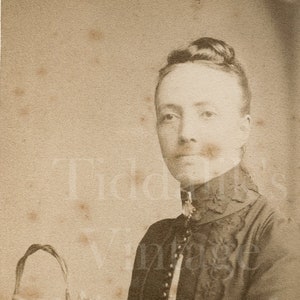 花のバスケットを持つヴィクトリア朝の若い女性の立ち姿の肖像画 ~ CDV 写真 ~ カーディフの G ベリサリオ ~ 1880 年代のアンティーク カルト ド ヴィジット