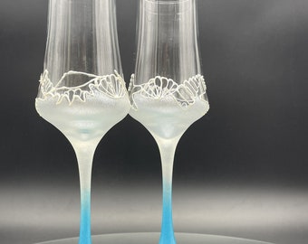 Beach Sea wedding Set of 2 hand painted champagne flutes in pearly white and blue