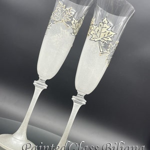 Set autunnale di 2 calici da champagne da matrimonio dipinti a mano Foglie d'acero bianco argento