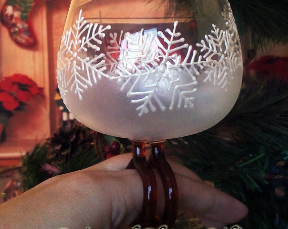 Personalized Ring Wine glass bridesmaid gift, birthday gift, christmas gift White snowflakes