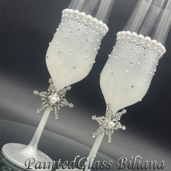 Ensemble de 2 flûtes à champagne peintes à la main en forme de flocon de neige en perles d'argent pour mariage d'hiver