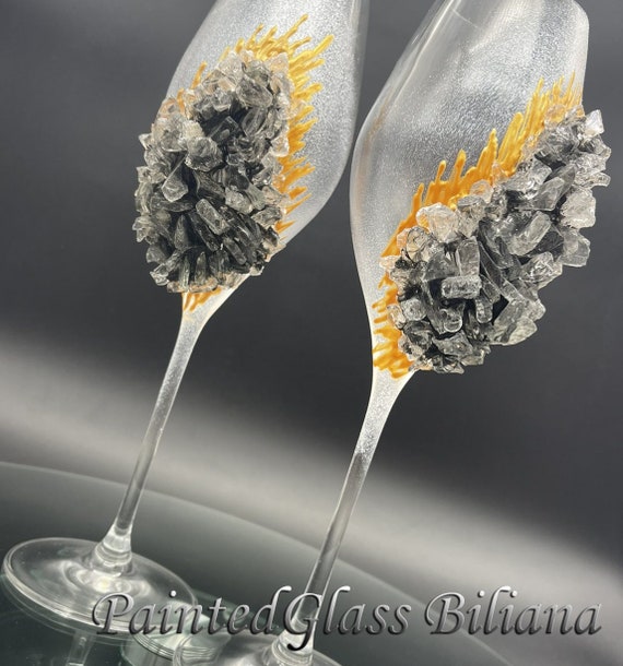 Geode wedding theme Set of 2 hand painted decorated champagne flutes Geode design Wine glasses in black and gold color