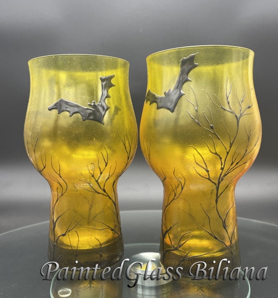 Bats yellow and black cocktail beer glasses, Halloween wedding theme