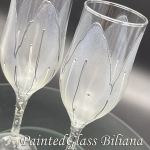 Ensemble de 2 flûtes à champagne de mariage peintes à la main Tulipe argentée
