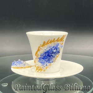 Blauer Geode Kaffeebecher und blauer Geoden Teller