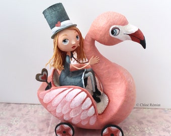 Skulptur „Alice auf ihrem rosa Flamingo auf Rädern“, ART DOLL, Einzelstück, komplett handgefertigt