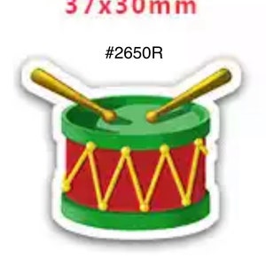 Puede incluir: Una pegatina de un tambor de dibujos animados con baquetas. El tambor es rojo con bordes verdes y detalles amarillos en zigzag. Las baquetas son amarillas. La pegatina mide 37x30mm y tiene el texto "#2650R".