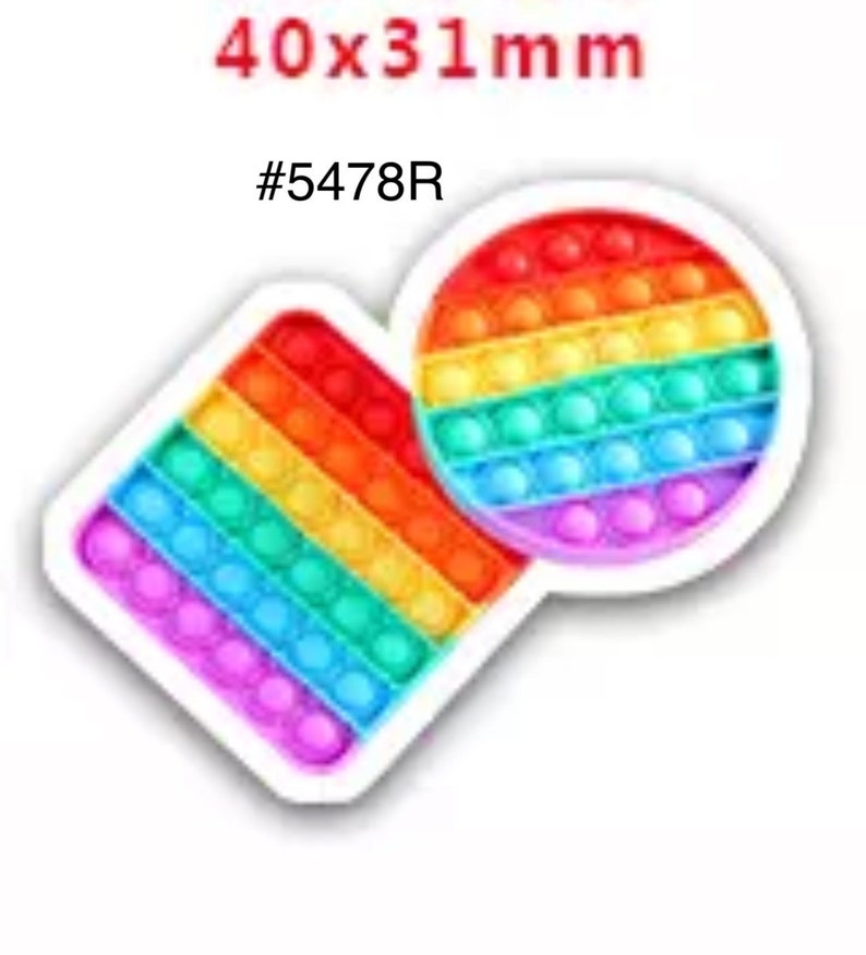 K&ouml;nnte beinhalten: Zwei farbenfrohe Pop-It-Spielzeuge, eines quadratisch und eines rund, jeweils mit einem Regenbogenfarbschema. Die Spielzeuge haben einen wei&szlig;en Rand und den Text "40x31mm" und "#5478R" in Rot. Abmessungen: 4,0 cm x 3,1 cm.