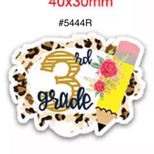 May include: A sticker measuring 40x30mm with the text #5444R, 3rd grade. The design features a gold striped number 3, dark blue cursive text, a yellow pencil with a pink eraser, and a leopard print border with pink floral accents.