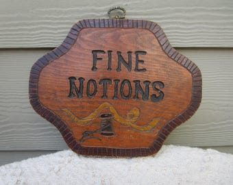 Letrero de madera de arte popular de los años 60, artículos de colección de Fine Notions.