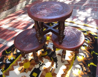 Taburetes estilo Angel Issac Pazmino hechos a mano de Sudamérica, juego de 3 taburetes.