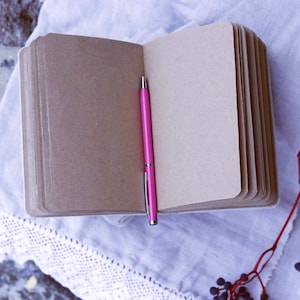taccuino bianco fatto a mano con pagine di carta marrone e copertina in lino, diario, libro personale, naturale, zero rifiuti, toni della terra