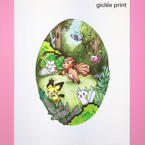 Puede incluir: Una ilustraci&oacute;n de acuarela de un grupo de personajes de Pok&eacute;mon en un entorno de bosque. Los personajes incluyen Vaporeon, Flareon, Jolteon, Pikachu y un Pok&eacute;mon rosa. La ilustraci&oacute;n tiene una forma circular y tiene un esquema de color verde, marr&oacute;n y azul.