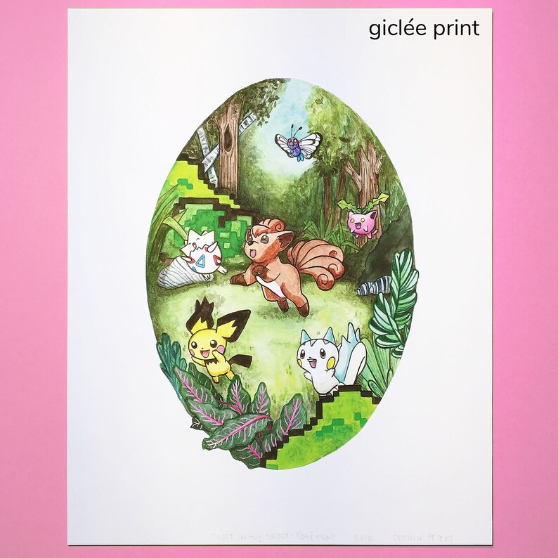 Puede incluir: Una ilustraci&oacute;n de acuarela de un grupo de personajes de Pok&eacute;mon en un entorno de bosque. Los personajes incluyen Vaporeon, Flareon, Jolteon, Pikachu y un Pok&eacute;mon rosa. La ilustraci&oacute;n tiene una forma circular y tiene un esquema de color verde, marr&oacute;n y azul.