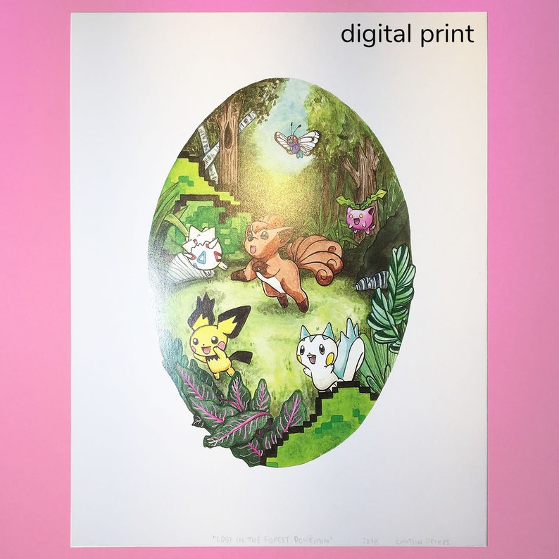 Puede incluir: Impresi&oacute;n digital de una ilustraci&oacute;n de acuarela con un grupo de personajes de Pok&eacute;mon en un entorno de bosque. Los personajes incluyen Vulpix, Eevee, Pichu y Clefairy. El fondo es un bosque verde con una mariposa volando en el aire. El texto "Lost in the Forest" est&aacute; escrito en la parte inferior de la impresi&oacute;n.