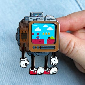 TV Buddy ビデオゲーム エナメルピン · ジャンピング プラマー · レトロ コンソール · シャイニー フレア ラペルピン