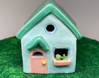 Bonita casita azul y verde azulado con cortinas de cerezo. Pieza de cerámica. Porta incienso. Escultura de arcilla de gres hecha a mano. Arte en miniatura.