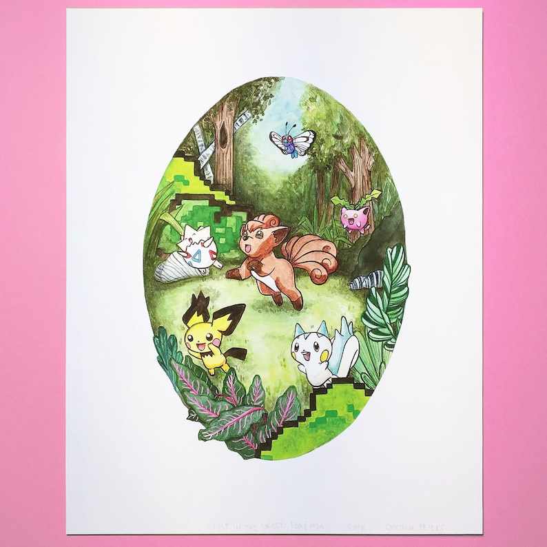 Puede incluir: Una ilustraci&oacute;n de acuarela de una escena de bosque con una variedad de personajes de Pok&eacute;mon. Los personajes incluyen un Vaporeon, un Flareon, un Jolteon y un Pikachu. El fondo es un bosque verde exuberante con un cielo azul.