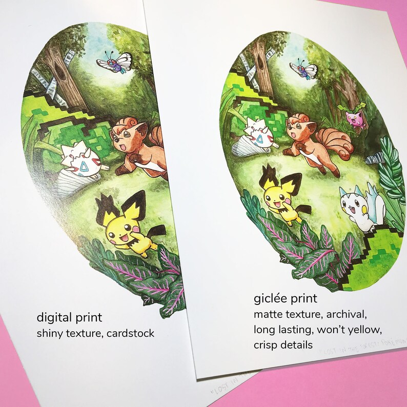 Puede incluir: Una ilustraci&oacute;n de acuarela de personajes de Pok&eacute;mon en un entorno de bosque. Los personajes incluyen un Vulpix, un Flareon y un Eevee. La ilustraci&oacute;n est&aacute; rodeada por un borde verde y tiene un fondo pixelado.