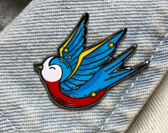Pin de esmalte de golondrina • Pin de solapa con tatuaje tradicional