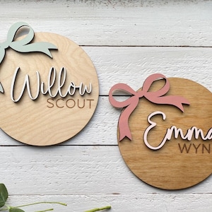 Coquette babynaambordje met strik: aangepaste houten kinderkamerdecoratie