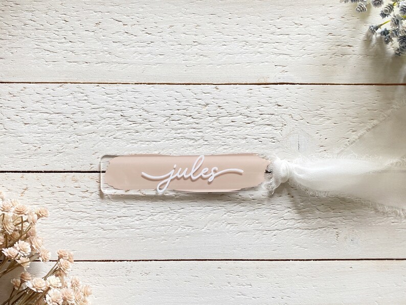 Peut inclure: Une &eacute;tiquette de nom en acrylique rose clair avec le nom "Jules" &eacute;crit en cursive blanche.
