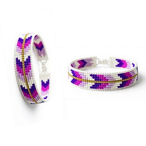 Puede incluir: Dos pulseras de cuentas sobre un fondo blanco. Las pulseras presentan un patrón de flechas moradas y rosas sobre un fondo blanco, con una franja dorada. Las pulseras tienen un cierre plateado.