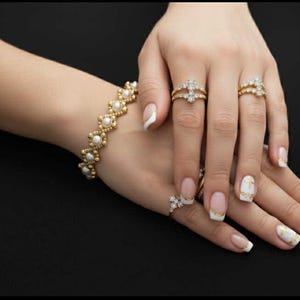 Golden Halo Bracelet. A touch of luxury for every outfit. Beading Pattern (DIY Tutorial)