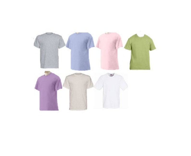 K&ouml;nnte beinhalten: Sieben einfarbige T-Shirts in verschiedenen Farben: hellgrau, hellblau, hellrosa, hellgr&uuml;n, lavendel, beige und wei&szlig;.