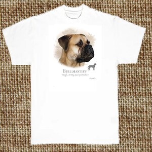 Op de afbeelding: Wit T-shirt met een illustratie van een bruine en zwarte Bullmastiff-hond. De tekst "Bullmastiff" is onder de hond gedrukt, samen met de woorden "tough, strong and protective".